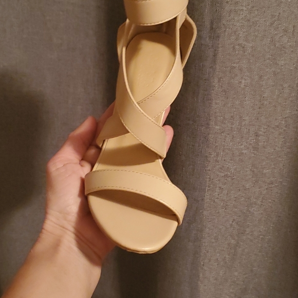 56 Beige Sandle - Picture 2 of 4